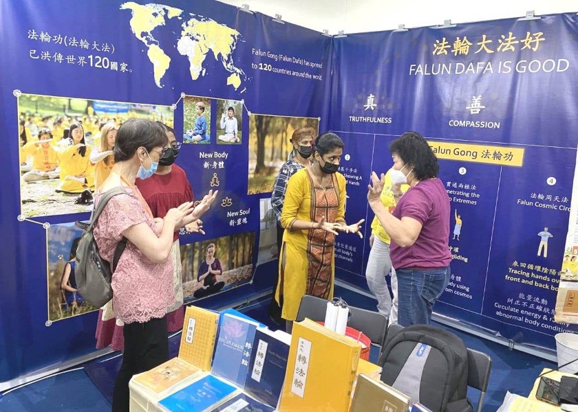 Image for article Kuala Lumpur, Malaysia: Locals Hear about Falun Dafa at a Health Expo