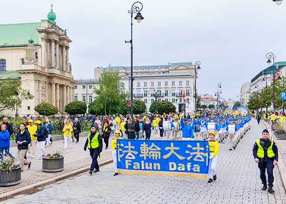 Image for article Poland: Falun Dafa Parade Promoting Truthfulness, Compassion, Forbearance Brings Good Tidings