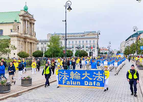 Image for article Poland: Falun Dafa Parade Promoting Truthfulness, Compassion, Forbearance Brings Good Tidings