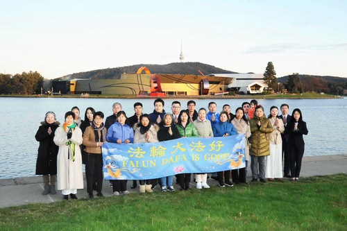 Image for article Canberra, Australia: Falun Gong Practitioners Wish Master Li a Happy Mid-Autumn Festival