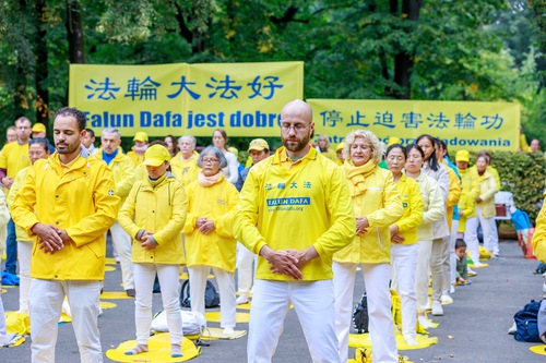 Image for article Warsaw, Poland: Falun Dafa Group Exercise Practice Touches Passers-by