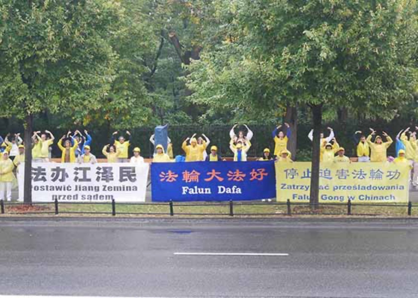 Image for article Warsaw, Poland: Falun Dafa Practitioners from 35 Countries Peacefully Rally in Front of Prime Minister’s Office