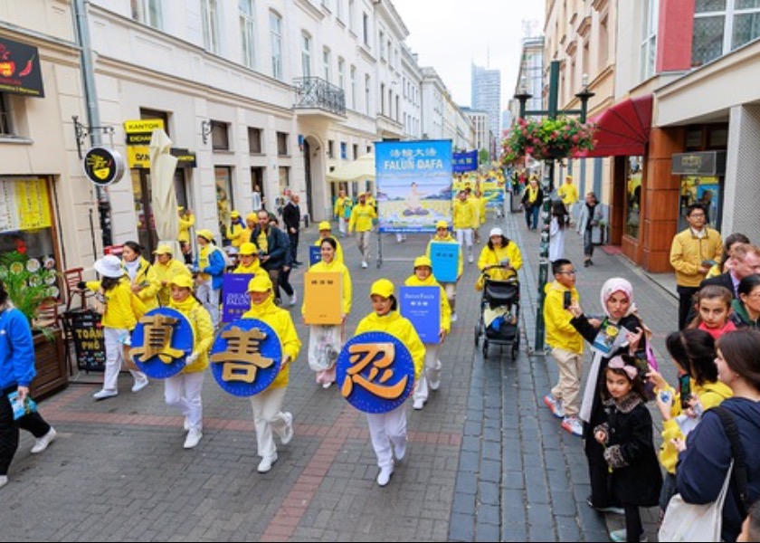 Image for article Warsaw, Poland: March Held by Falun Dafa Practitioners Praised by Spectators