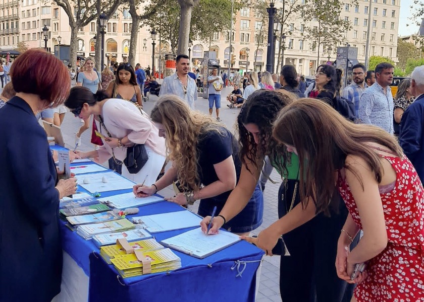 Image for article Barcelona, Spain: Public Condemns Persecution of Falun Dafa During Event at Plaza Catalunya