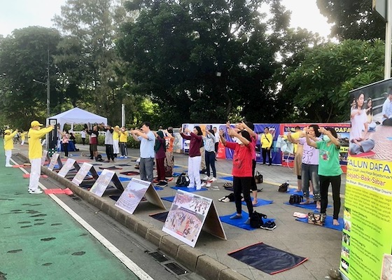 Image for article Indonesia: Practitioners Introduce Falun Dafa to Local Residents