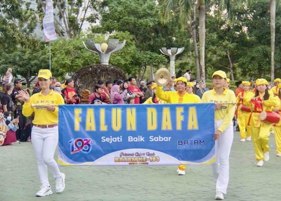 Image for article Indonesia: Falun Dafa Practitioners Invited to Participate in Batam's 193rd Anniversary Parade
