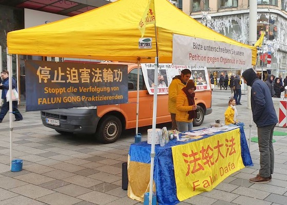 Image for article Austria: Practitioners Call For an End to the Chinese Communist Regime’s Persecution of Falun Dafa