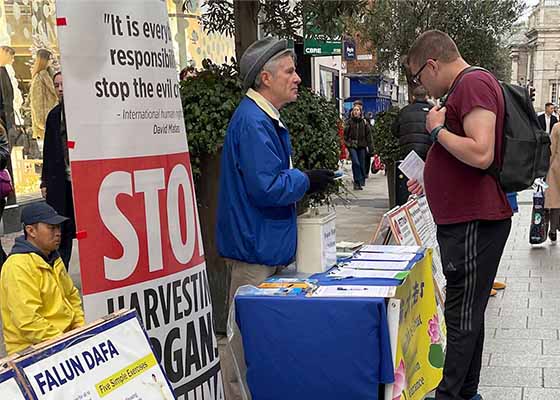 Image for article Dublin, Ireland: Holiday Shoppers Learn About Falun Dafa, Lending Support to End the Persecution of the Peaceful Practice in China