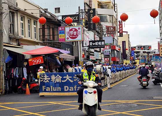 Image for article Taiwan: Spectators Inspired by Falun Gong Parade and Performances