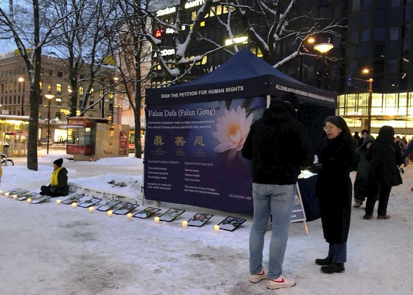 Image for article Helsinki, Finland: Introducing Falun Gong at Candlelight Vigil on Human Rights Day