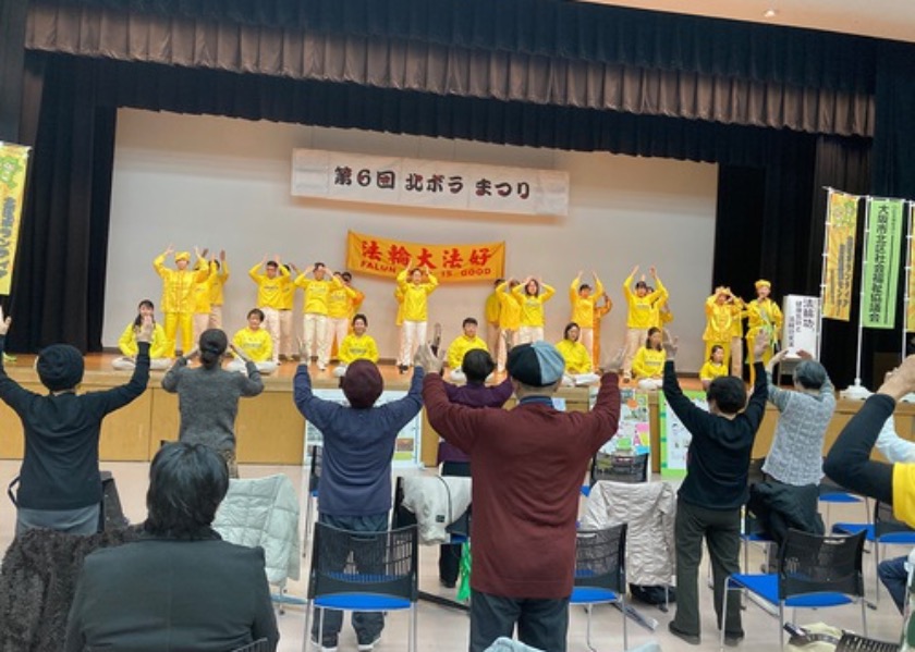 Image for article Osaka, Japan: People Learn the Falun Gong Exercises at a Local Event