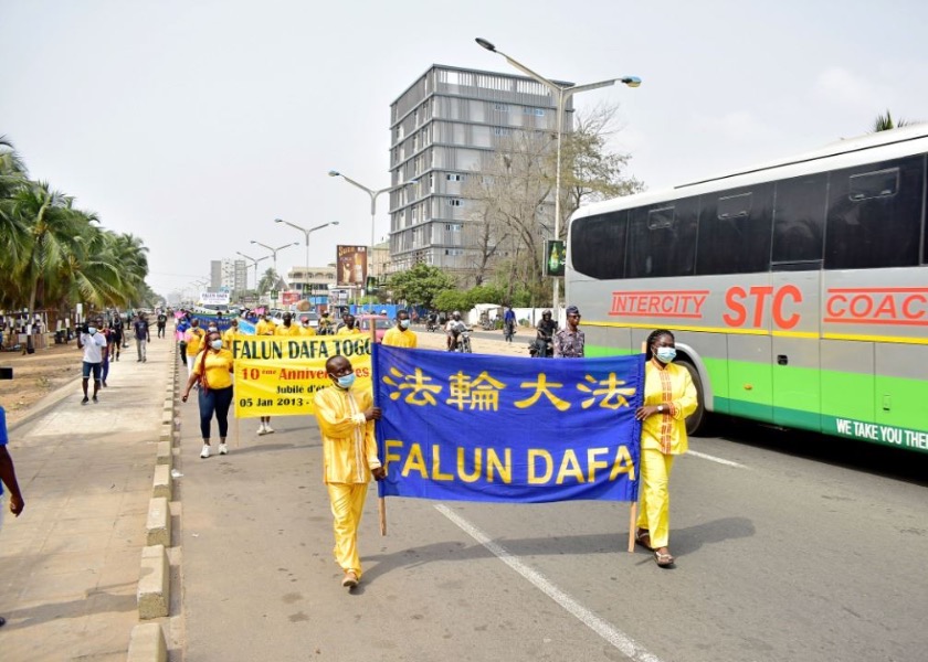 Image for article Togo, Africa: Practitioners Hold Parade and Wish Master Li a Happy New Year to Celebrate 10th Anniversary of Falun Dafa’s Introduction to Togo