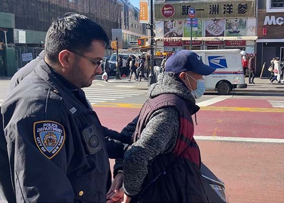 Image for article New York: Man Arrested and Charged with Assault for Attacking Falun Gong Booth