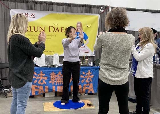 Image for article Winnipeg, Canada: Introducing Falun Dafa at the Health and Wellness Expo