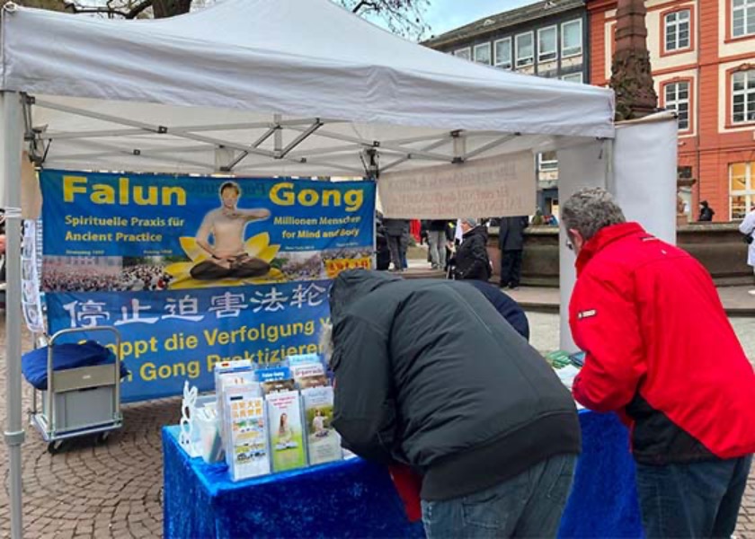 Image for article Germany: Booth Draws Support for Ending the Persecution of Falun Dafa in China