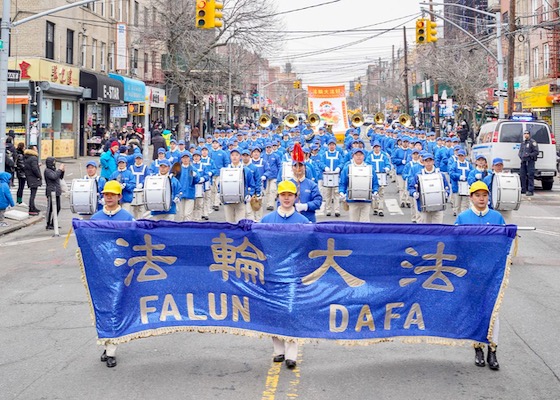 Image for article New York: Chinese Spectators Praise Falun Dafa During Grand Parade