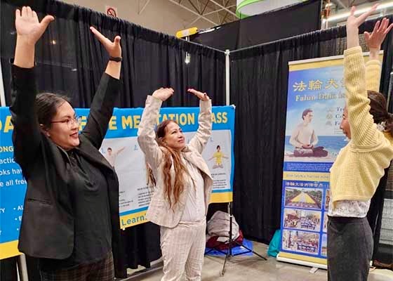 Image for article Canada: People Learn about Falun Dafa at Toronto National Home Show