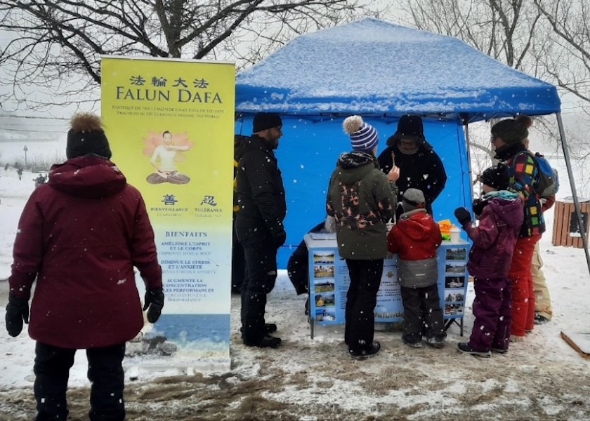 Image for article Sherbrooke, Canada: Introducing Falun Dafa at a Winter Festival