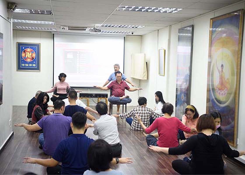 Image for article Singapore: Nine-Day Falun Dafa Seminar Attendee Feels Happy and Peaceful While Learning the Exercises