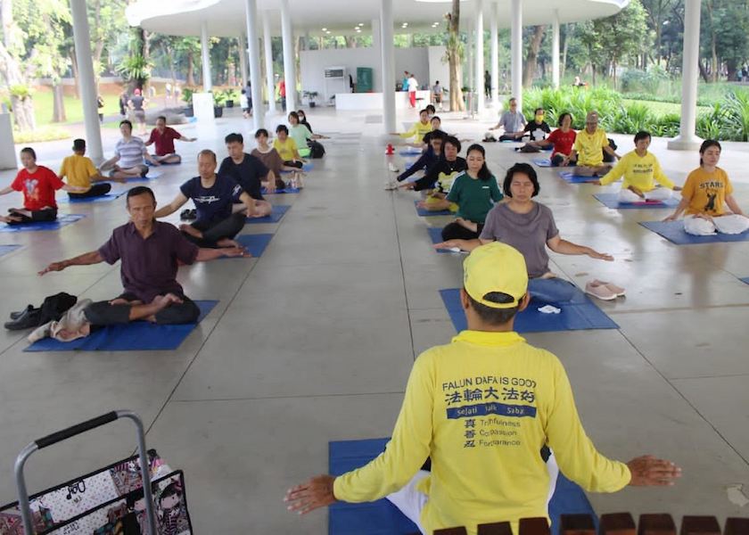 Image for article Indonesia: Residents Learn about Falun Dafa and the Persecution in China