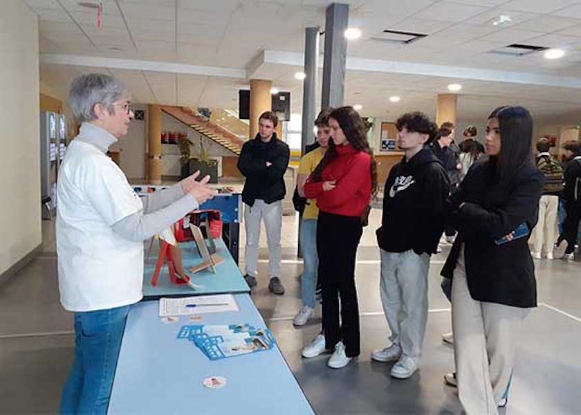 Image for article France: Introducing Falun Dafa to High School Students and Teachers