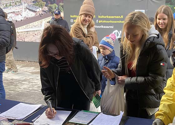 Image for article Finland: People in Helsinki Sign a Petition to Oppose the Persecution of Falun Gong in China