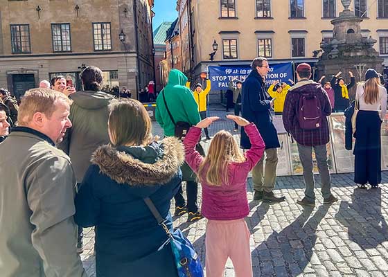 Image for article Sweden: Tourists Praise the Power of Compassion and Encourage Practitioners’ Efforts to End the Persecution