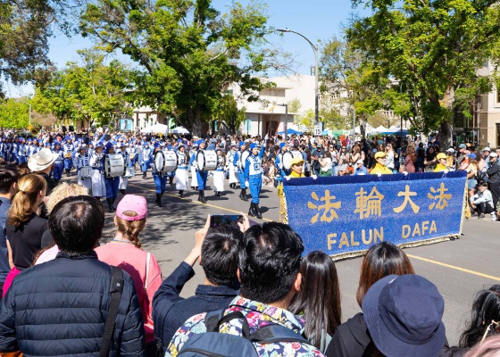 Image for article California, U.S.: Spectators Praise the Tian Guo Marching Band as the Best Entry in the UC Davis Parade