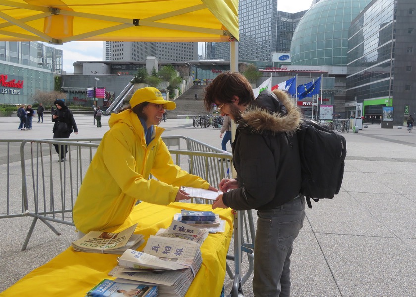 Image for article France: Public Support for Falun Dafa During Event to Expose the CCP’s Atrocities