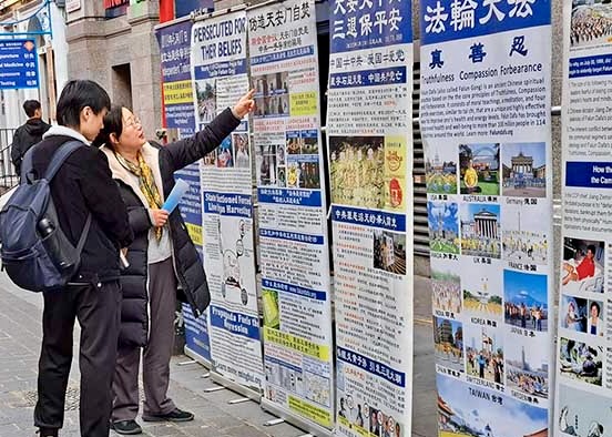 Image for article London, UK: Practitioners Introduce Falun Dafa and Receive Public Support