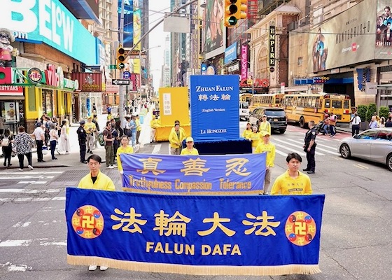 Image for article People from Mainland China: Falun Dafa Practitioners’ Parades Bring Us Hope