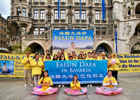 Image for article Young People in Munich Learn the Exercises During World Falun Dafa Day Celebrations