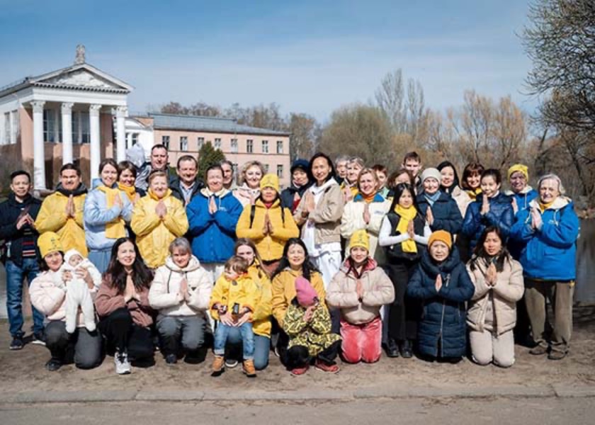 Image for article Moscow, Russia: Practitioners Express Their Gratitude to the Founder of Falun Dafa for May 13 World Falun Dafa Day