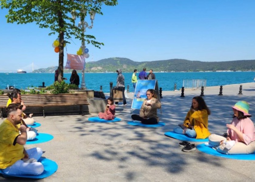 Image for article Istanbul and Mersin, Turkey: Practitioners Celebrate World Falun Dafa Day in Two Cities