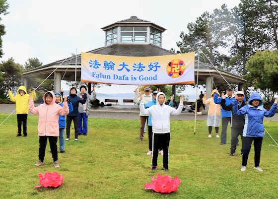 Image for article Seattle: Group Exercise in Marina Park Inspires Visitors to Learn Falun Dafa