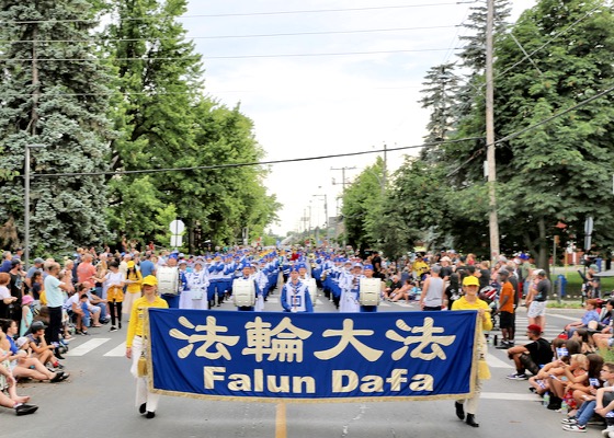 Image for article Salaberry-de-Valleyfield, Canada: Locals Express Interest in Falun Dafa During National Holiday Parade