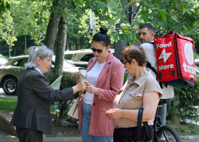 Image for article Bucharest, Romania: Spectators of a Falun Dafa Exercise Demonstration Feel the Positive Energy