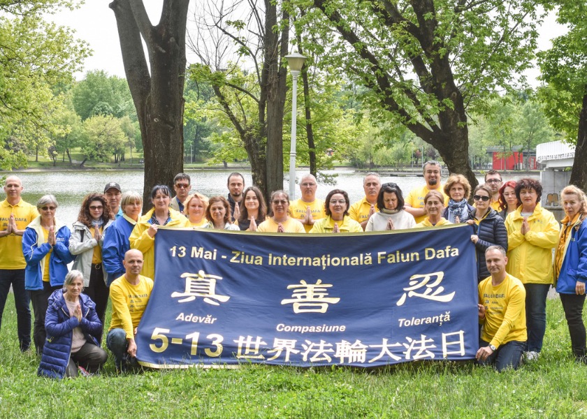 Image for article Romania: Passersby Wish to Learn Falun Dafa on World Falun Dafa Day