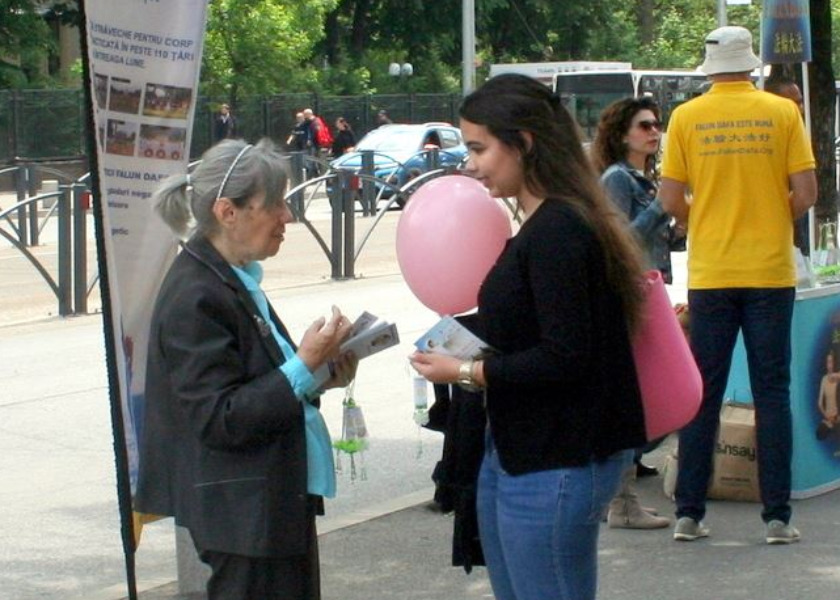 Image for article Bucharest, Romania: Falun Dafa Brings Hope of Uplifting Morality
