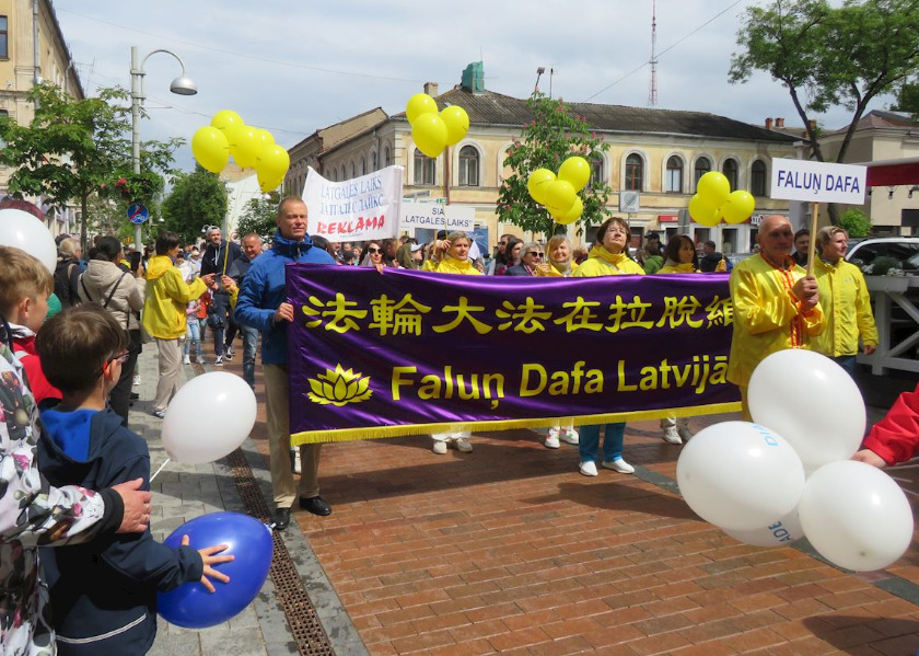 Image for article Latvia: Falun Dafa Practitioners Participate in Daugavpils City Festival