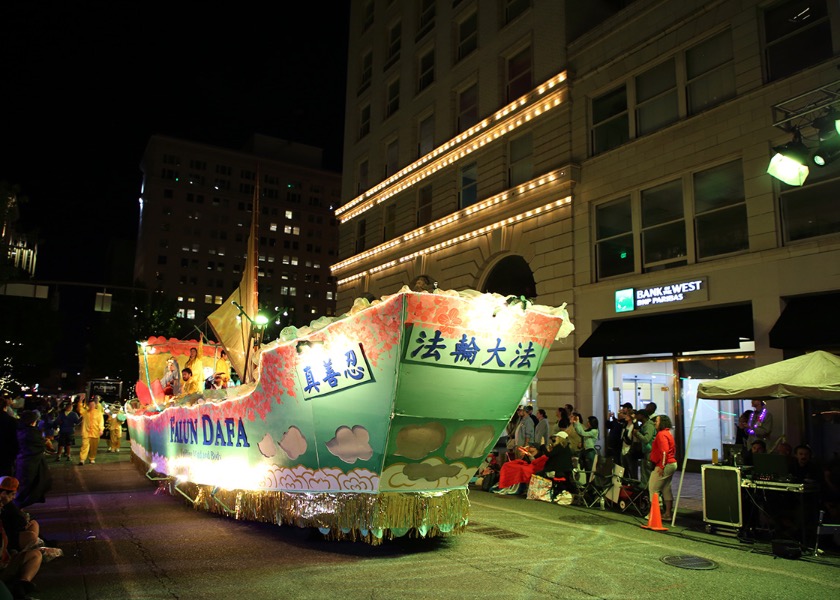 Image for article Oregon, U.S.A.: Falun Dafa Practitioners Participate in the Starlight Parade