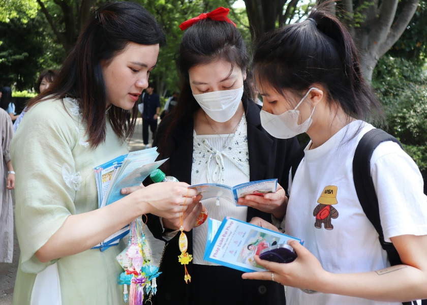 Image for article Tokyo, Japan: Introducing Falun Dafa at the Vietnam Festival in Yoyogi Park