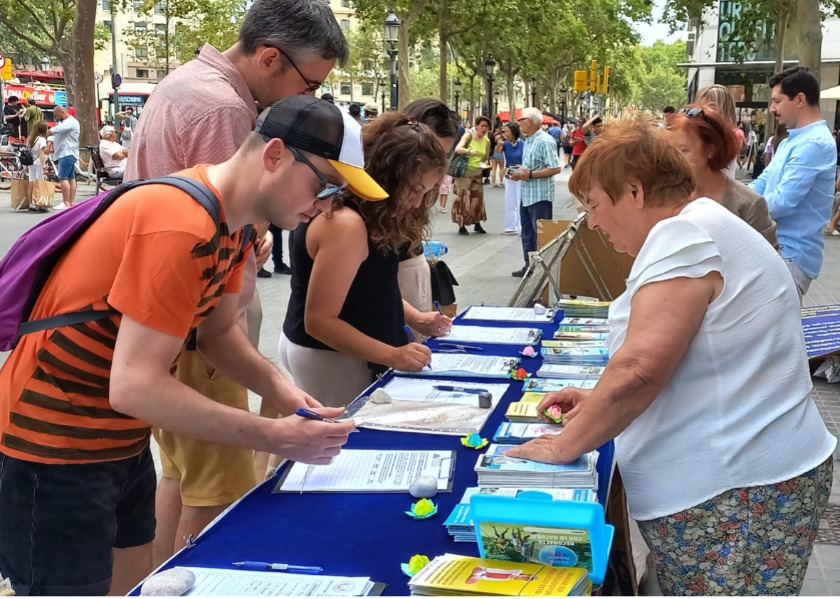 Image for article Spain: People Sign Petition to End Persecution at Event in Barcelona