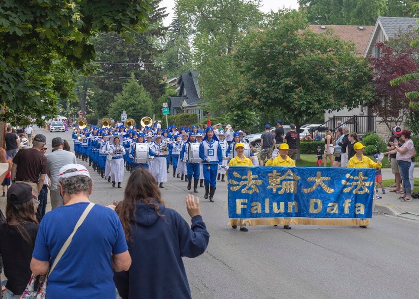 Image for article Toronto, Canada: Falun Dafa Groups Win Hearts in Festival Parades