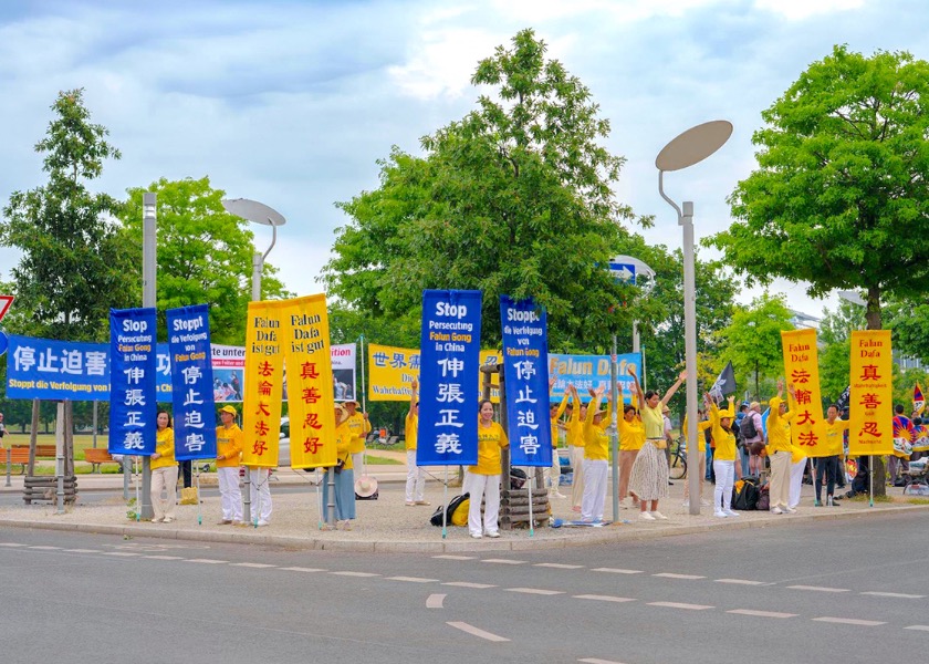Image for article Germany: Practitioners Expose Persecution of Falun Dafa During CCP Premier’s Visit