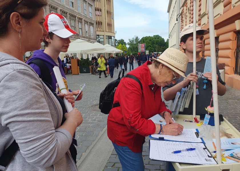 Image for article Brașov, Romania: Locals and Tourists Call for Ending the Persecution in China