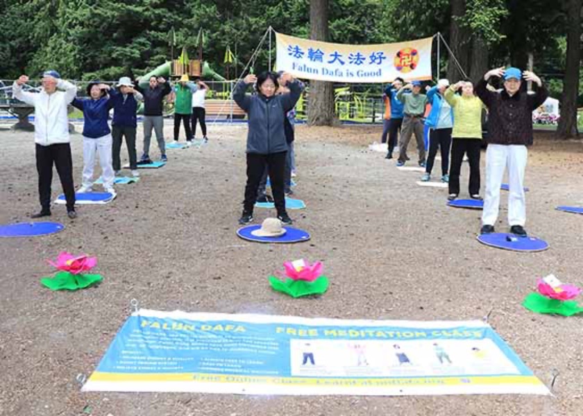 Image for article Seattle: Falun Dafa Sparked the Interests of Many at Local Park