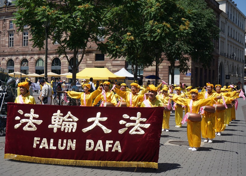 Image for article Strasbourg, France: Calling Attention to the Persecution of Falun Dafa on UN International Day in Support of Victims of Torture
