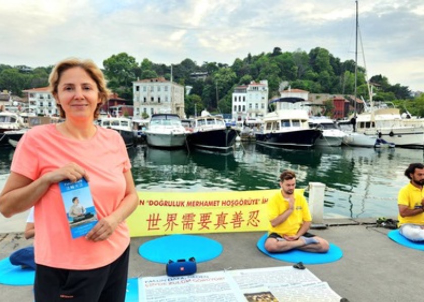 Image for article Turkey: Istanbul Residents Praise Falun Dafa’s Principles of “Truthfulness-Compassion-Forbearance”