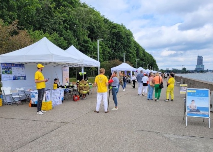 Image for article Poland: Community Picnic Attendees in Gdynia Learn About Falun Dafa